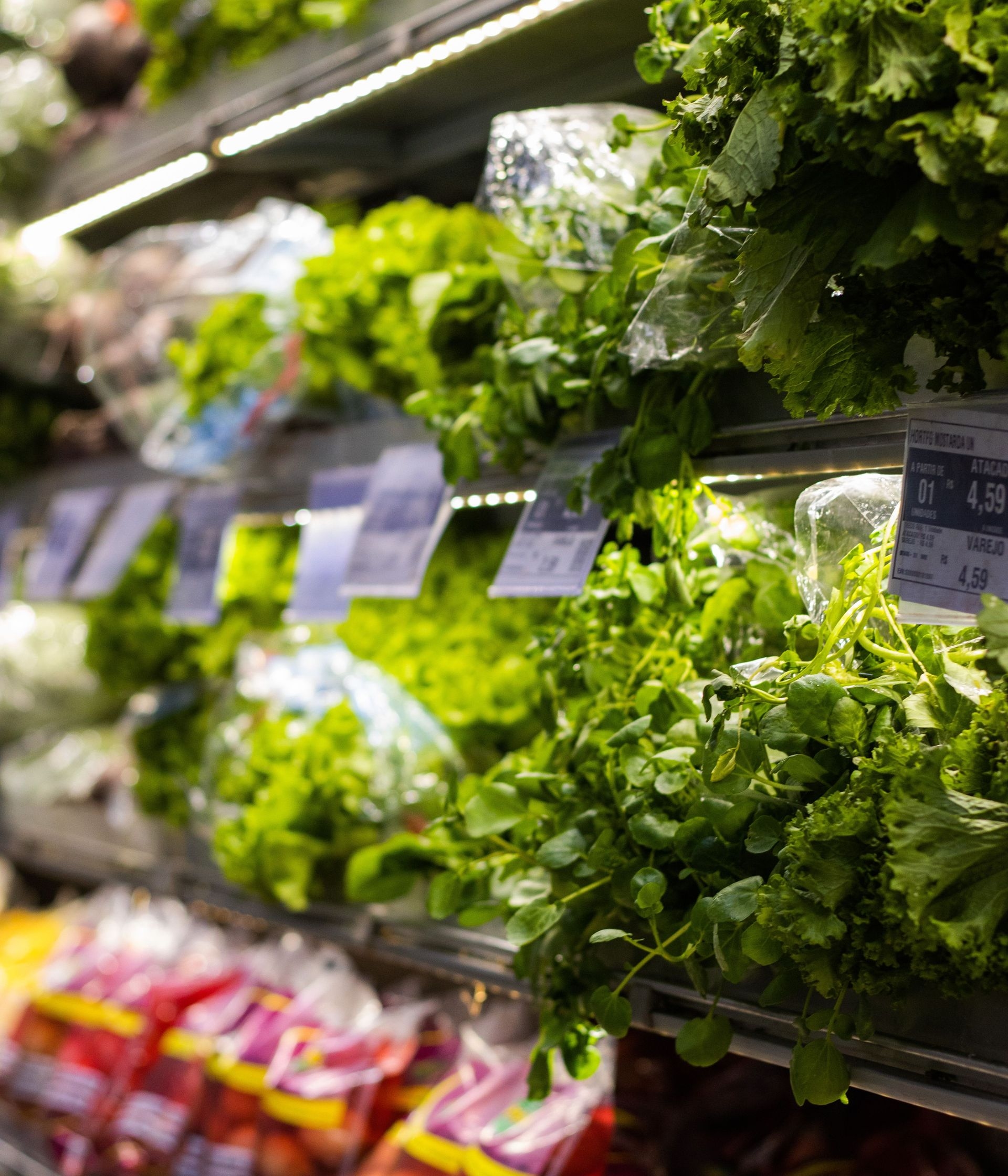 Verse groenten in een supermarkt als beeld bij FSIN.nl en de Nederlandse foodmarkt