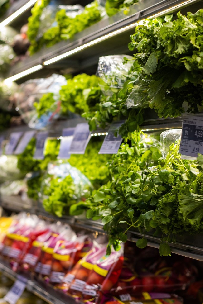 Verse groenten in een supermarkt als beeld bij FSIN.nl en de Nederlandse foodmarkt