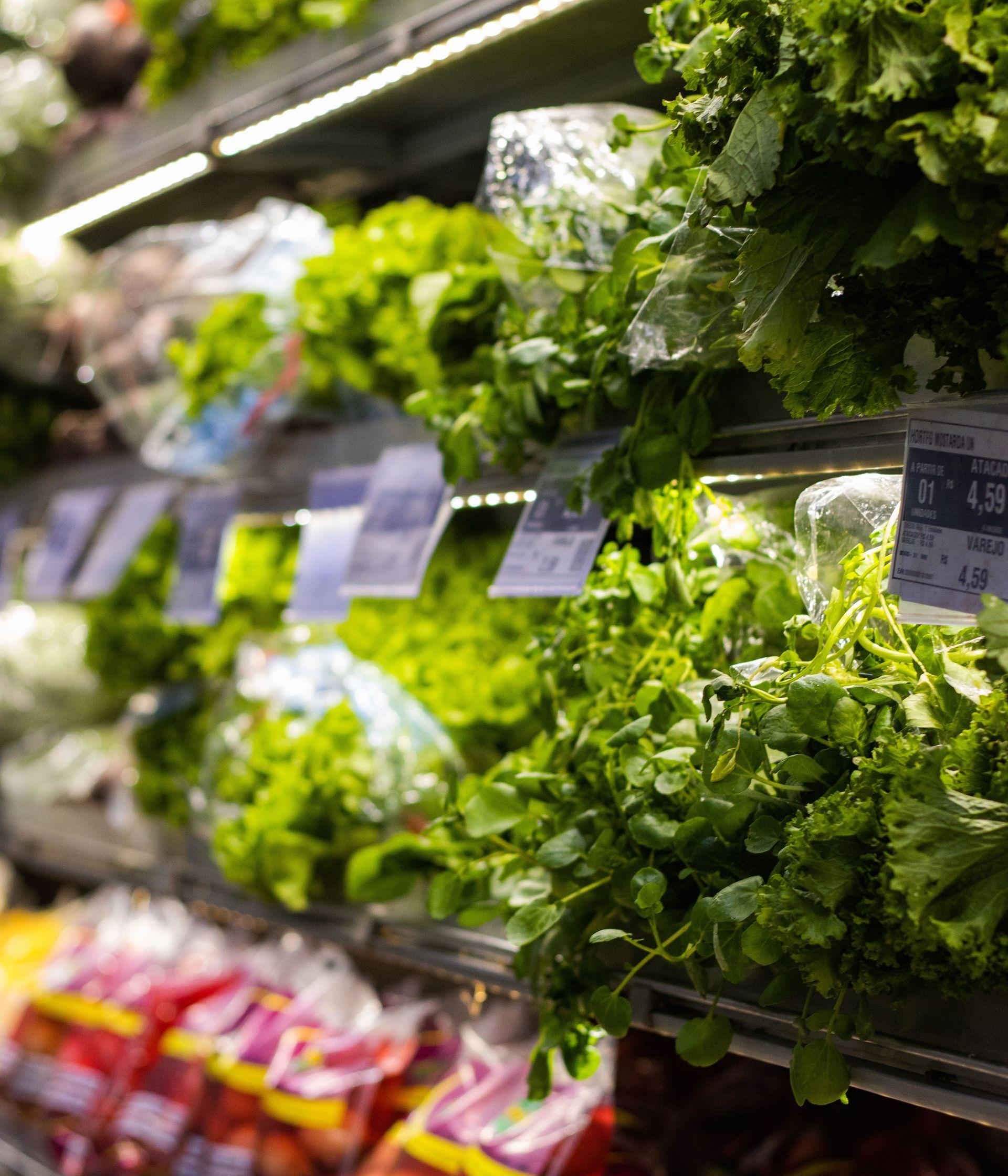 Verse groenten in een supermarkt als beeld bij FSIN.nl en de Nederlandse foodmarkt