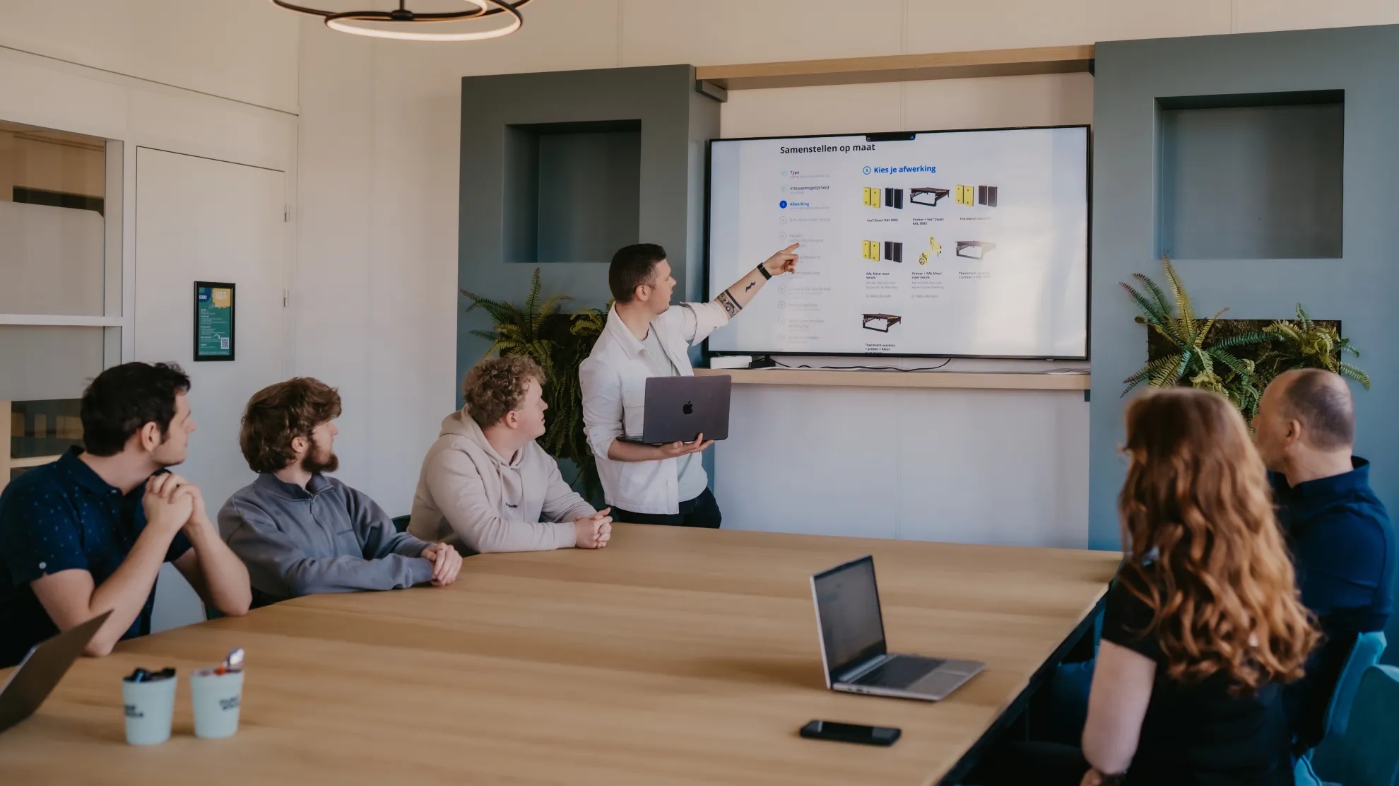 Emble developer werkt aan een API-koppeling tussen Drupal en een extern systeem