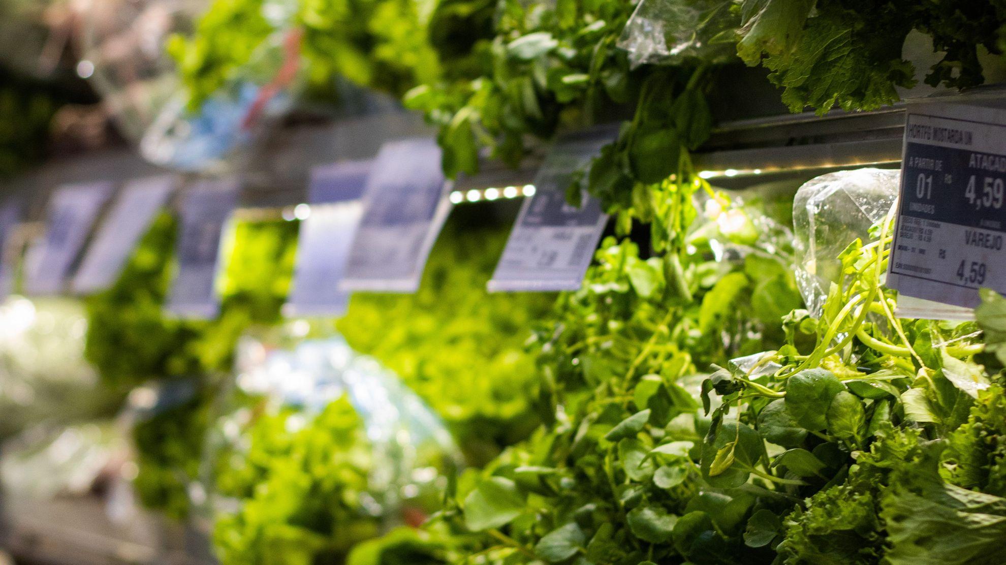 Verse groenten in een supermarkt als beeld bij FSIN.nl en de Nederlandse foodmarkt